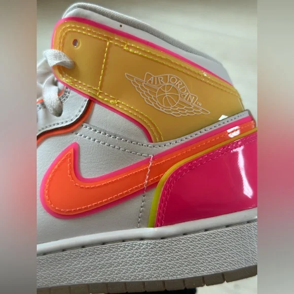 AIR JORDAN 1 Mid Edge Glow Youth sz4 - Picture 4 of 15